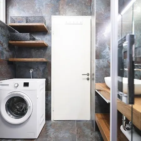 Larga - Stylish In Historic Old Town With Prime Location *