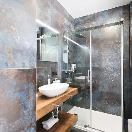 Larga - Stylish In Historic Old Town With Prime Location *