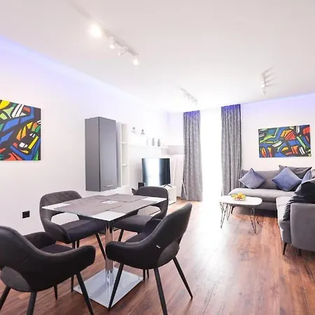Larga - Stylish In Historic Old Town With Prime Location