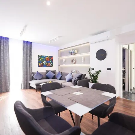 Larga - Stylish In Historic Old Town With Prime Location *