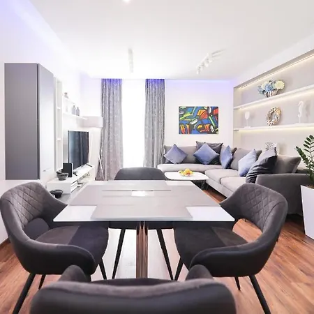 Larga - Stylish In Historic Old Town With Prime Location