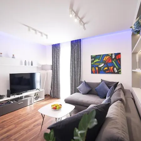 Larga - Stylish In Historic Old Town With Prime Location *