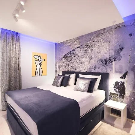 Larga - Stylish In Historic Old Town With Prime Location *
