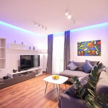 Larga - Stylish In Historic Old Town With Prime Location *