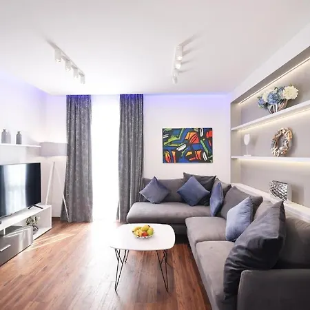Larga - Stylish In Historic Old Town With Prime Location