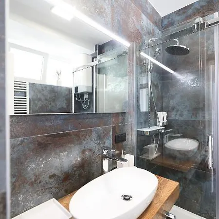Larga - Stylish In Historic Old Town With Prime Location *