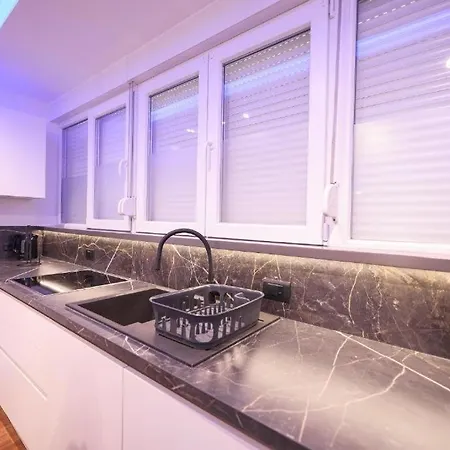 Larga - Stylish In Historic Old Town With Prime Location *