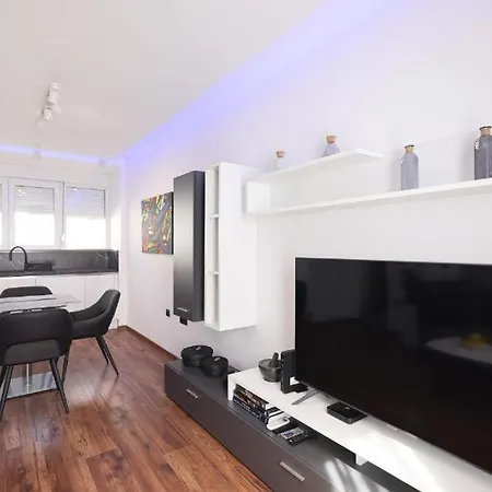 Larga - Stylish In Historic Old Town With Prime Location