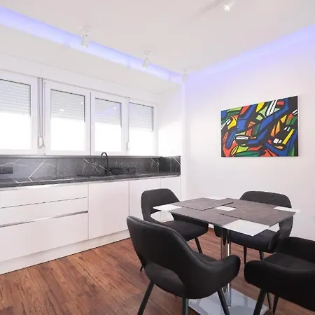 Larga - Stylish In Historic Old Town With Prime Location Apartment *