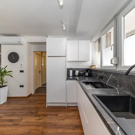 Larga - Stylish In Historic Old Town With Prime Location *