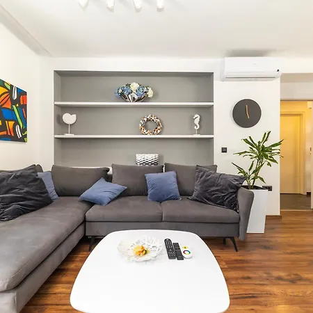 Larga - Stylish In Historic Old Town With Prime Location