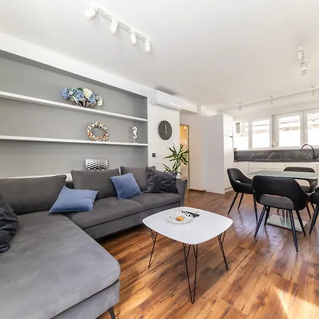 Larga - Stylish In Historic Old Town With Prime Location Apartment *