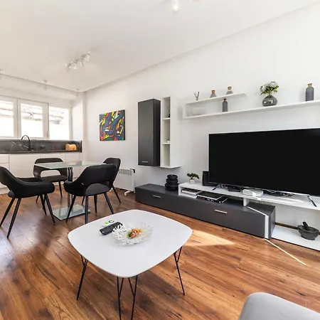 Larga - Stylish In Historic Old Town With Prime Location *