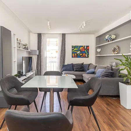 Larga - Stylish In Historic Old Town With Prime Location Apartment