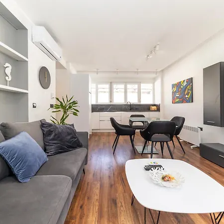 Larga - Stylish In Historic Old Town With Prime Location Apartment