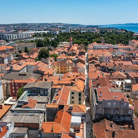 Larga - Stylish In Historic Old Town With Prime Location *